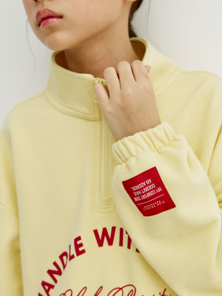 свитшот с воротником на молнии для девочек от бренда sela вид слева