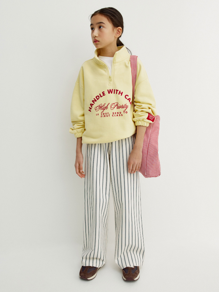 свитшот с воротником на молнии для девочек из россии вид сбоку