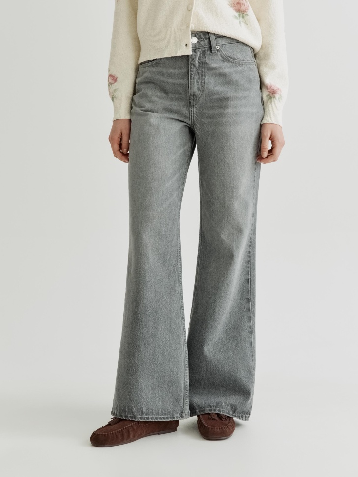 джинсы клеш со средней посадкой от бренда sela вид слева