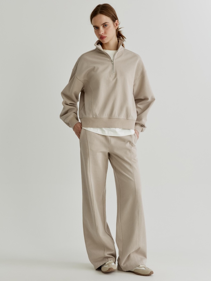 свитшот с высоким воротником на молнии от бренда sela вид слева