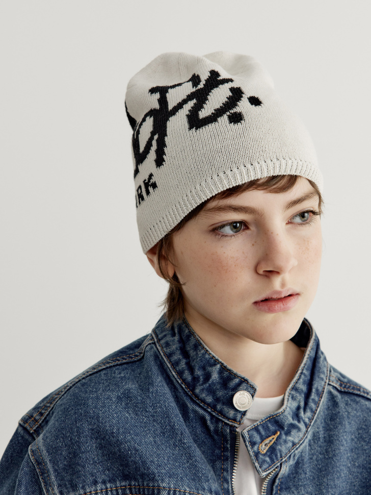 вязаная шапка из вискозы и льна для мальчиков от бренда sela вид слева