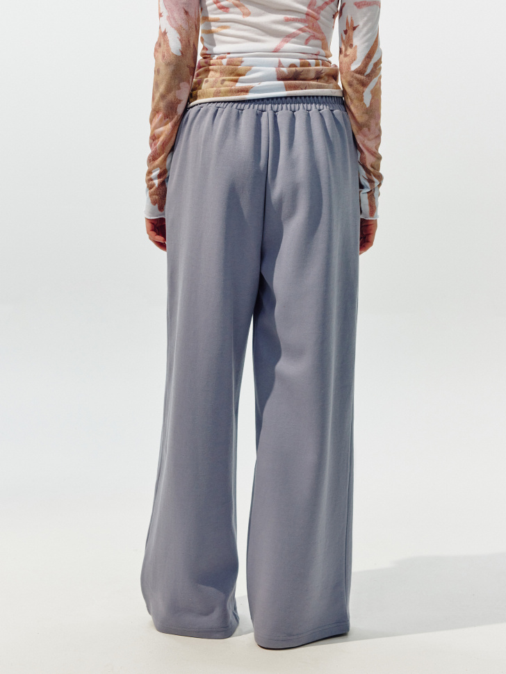 трикотажные брюки из линейки  young из россии вид сбоку