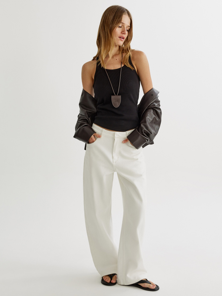 базовый топ в рубчик на тонких бретелях от бренда sela вид слева