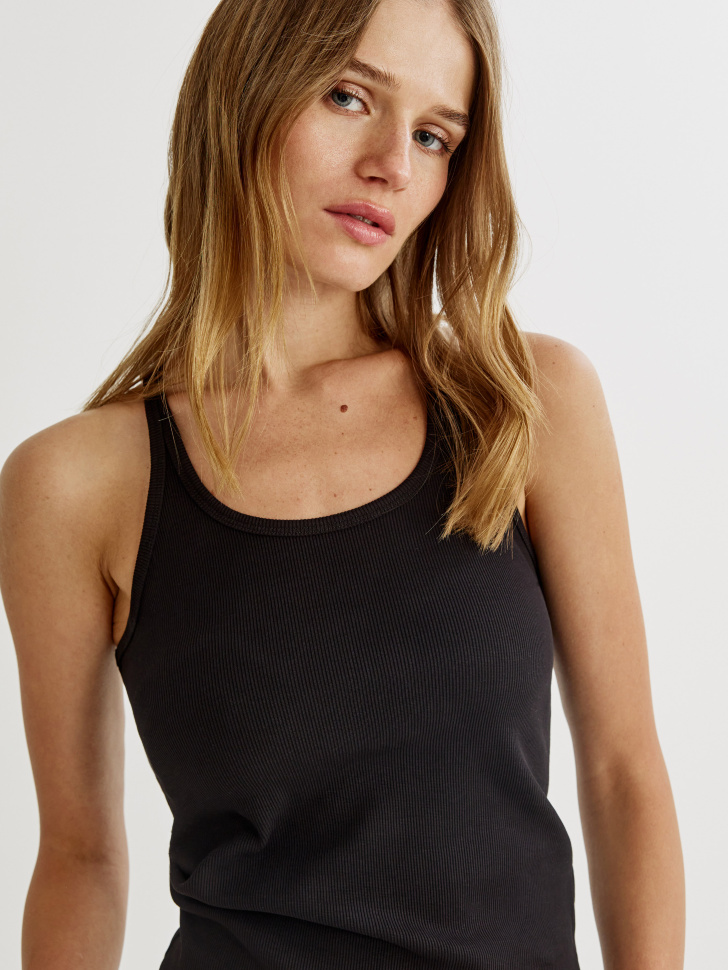 базовый топ в рубчик на тонких бретелях по цене 999 руб вид справа