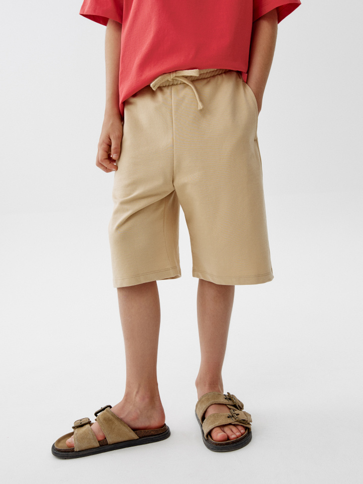 базовые удлиненные шорты для мальчиков от бренда sela вид слева