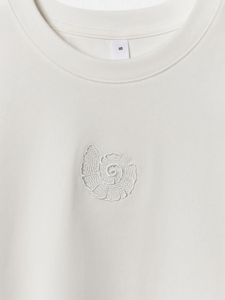 футболка приталенная с вышивкой на груди из трикотажа спереди