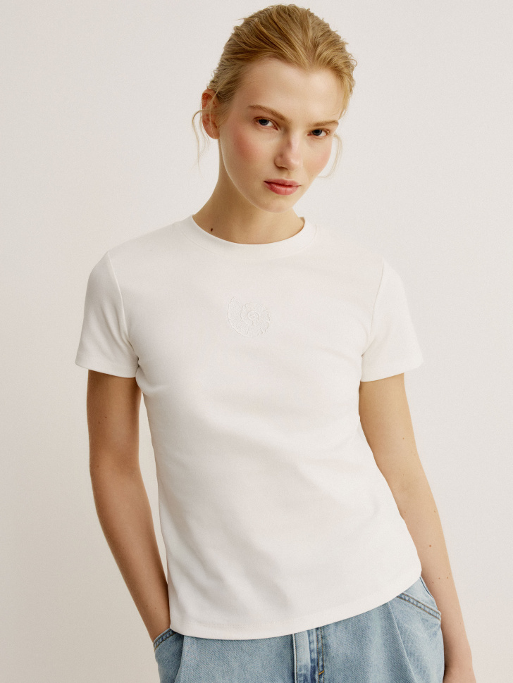 футболка приталенная с вышивкой на груди 4640611040765 фотография