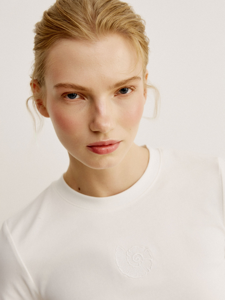 футболка приталенная с вышивкой на груди по цене 1599 руб вид справа