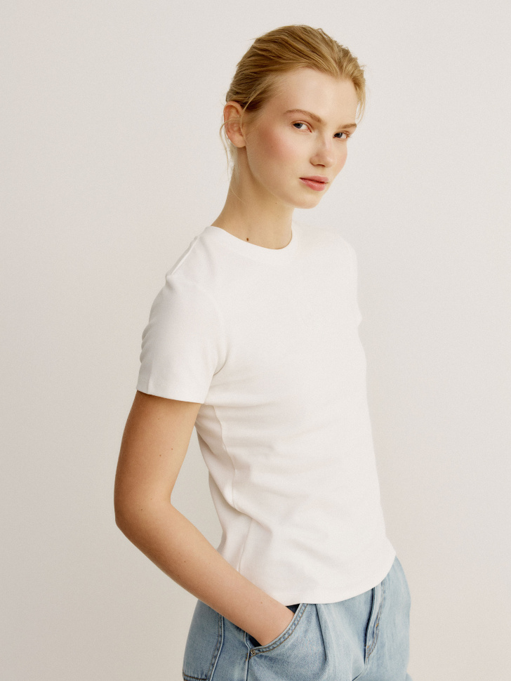 футболка приталенная с вышивкой на груди из россии вид сбоку