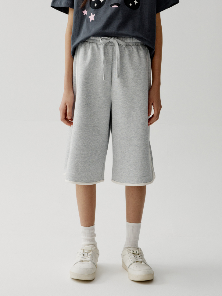 удлиненные трикотажные шорты для девочек от бренда sela вид слева