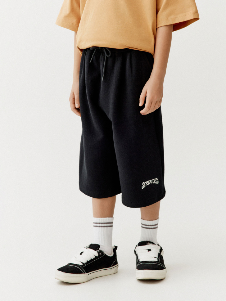 удлиненные шорты с вышивкой для мальчиков от бренда sela вид слева