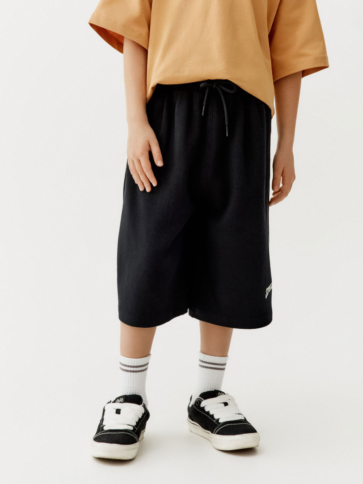 удлиненные шорты с вышивкой для мальчиков из россии вид сбоку