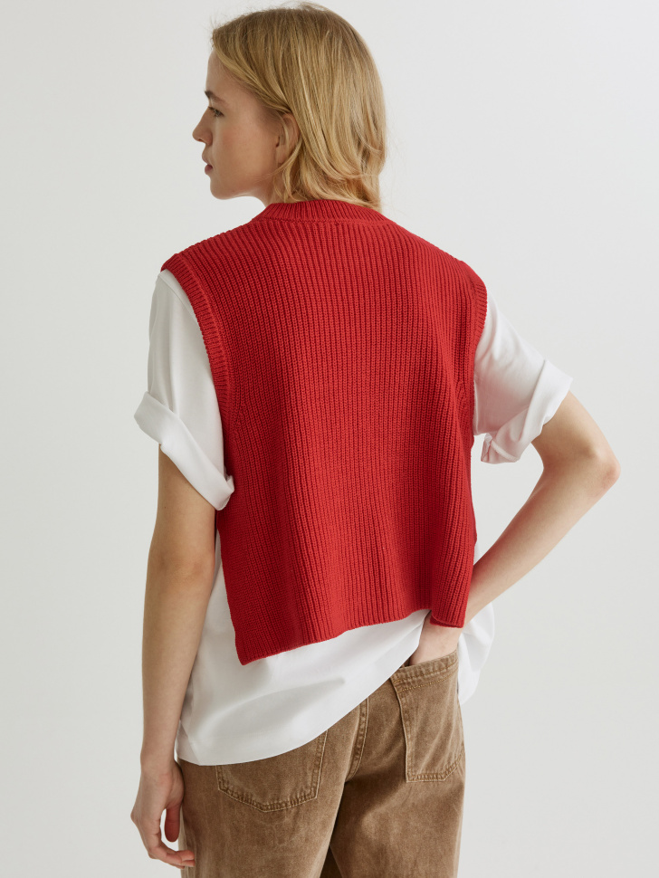 укороченный вязаный жилет по цене 1799 руб вид справа