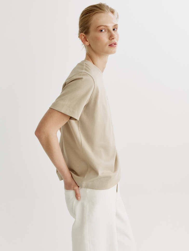 футболка с текстовым принтом из россии вид сбоку