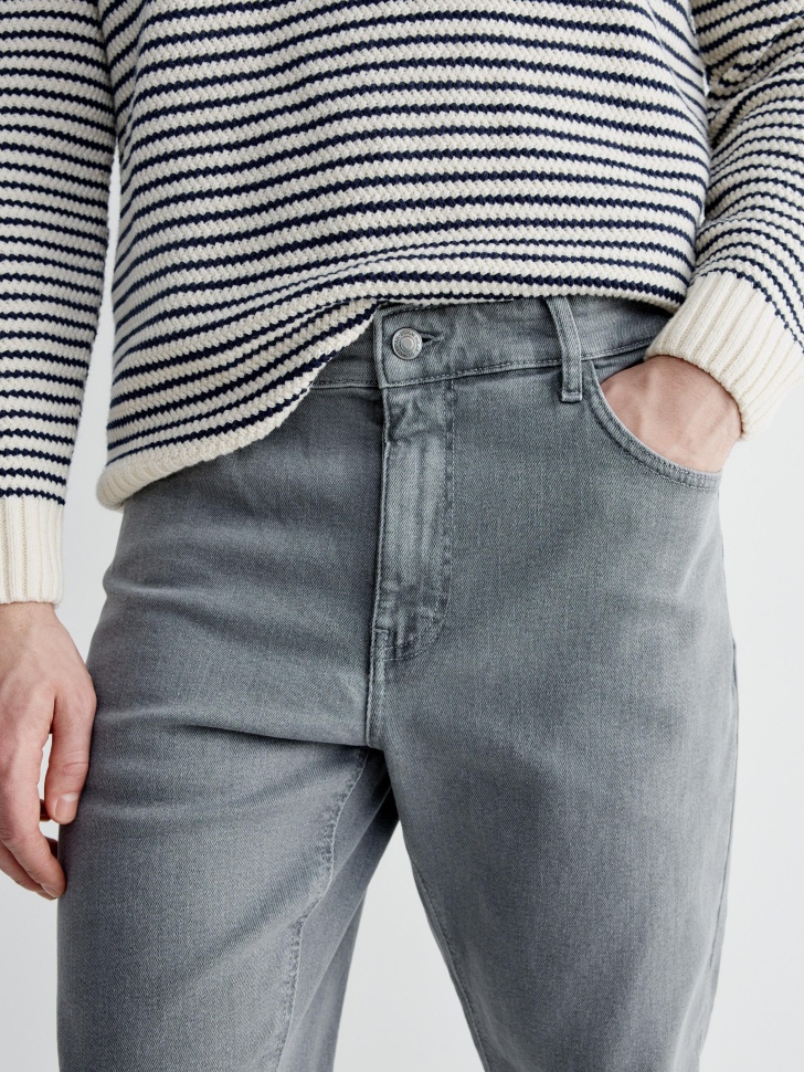 зауженные джинсы со средней посадкой из россии вид сбоку