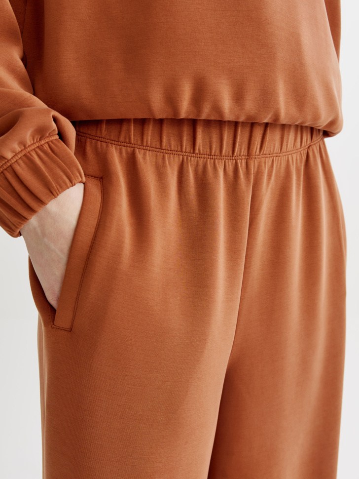 модаловые брюки с регулируемыми затяжками по низу из россии вид сбоку