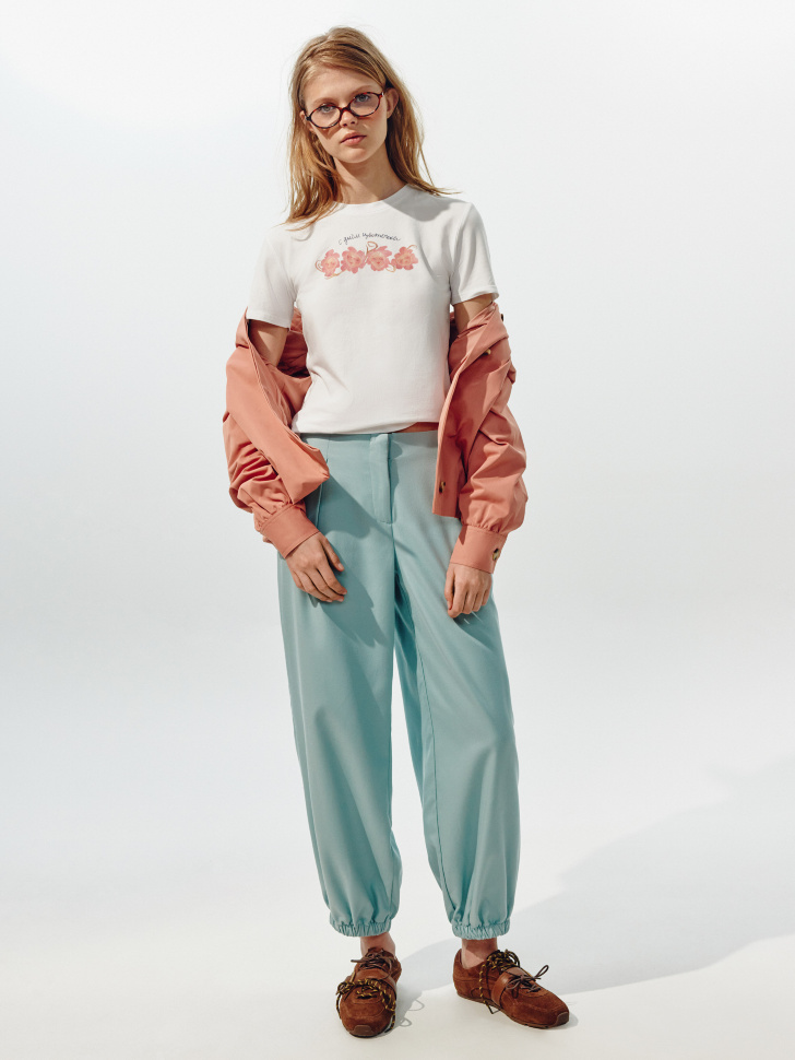 футболка из коллекции art people с анастасией рыбаковой от бренда sela вид слева