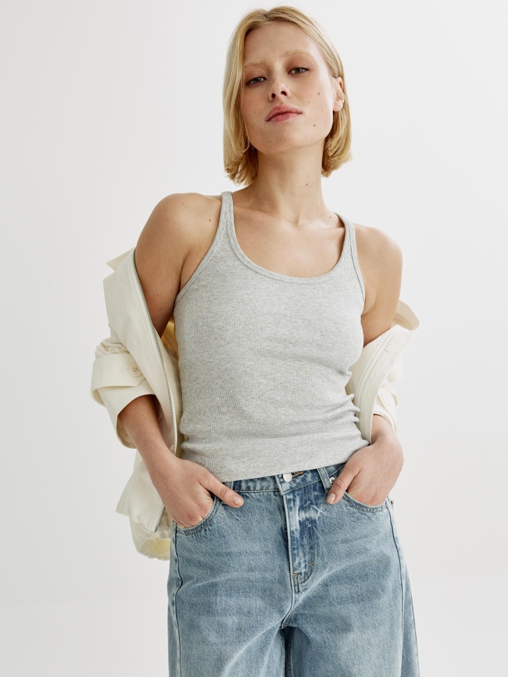 базовый топ в рубчик на тонких бретелях от бренда sela вид слева