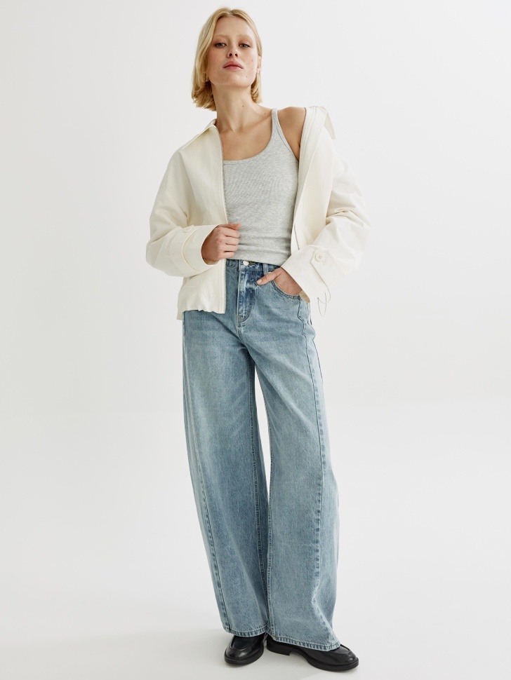 базовый топ в рубчик на тонких бретелях из хлопка спереди