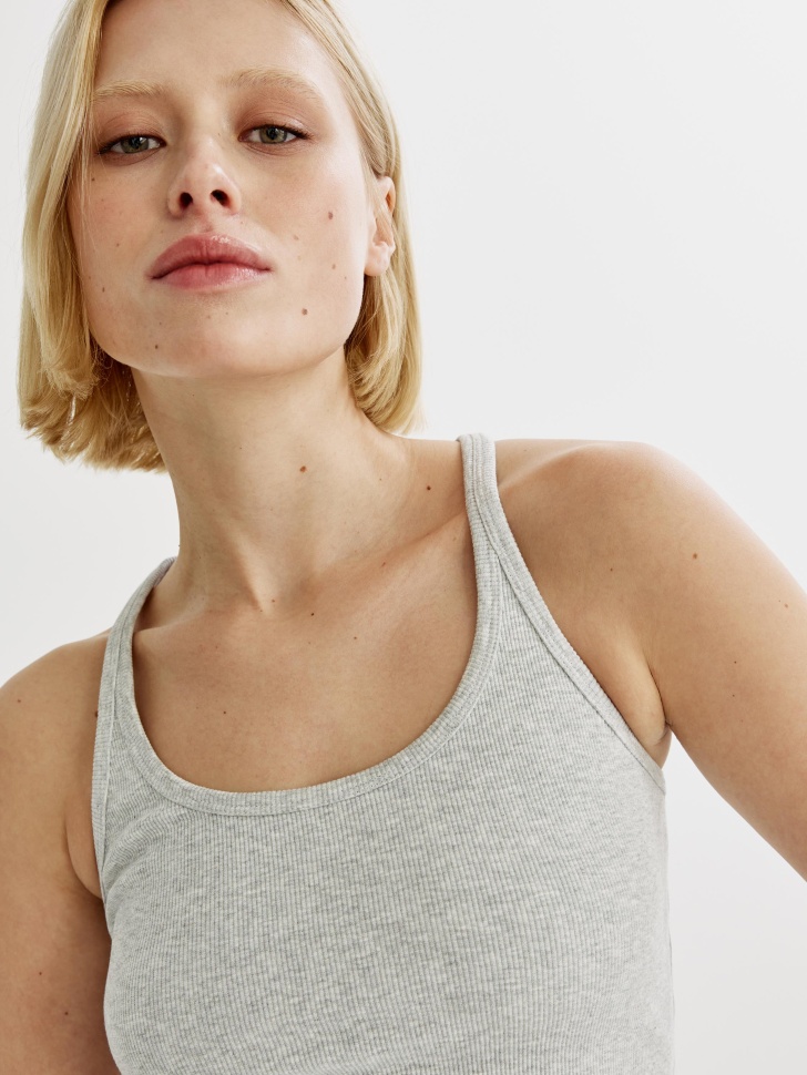 базовый топ в рубчик на тонких бретелях по цене 999 руб вид справа