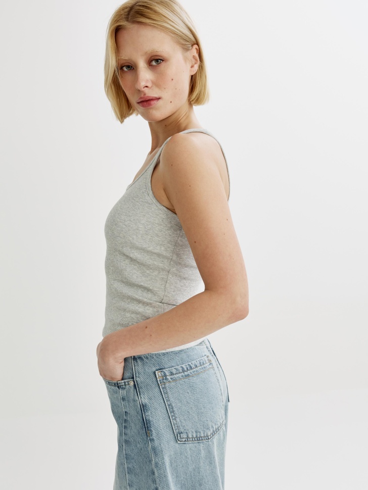 базовый топ в рубчик на тонких бретелях из россии вид сбоку