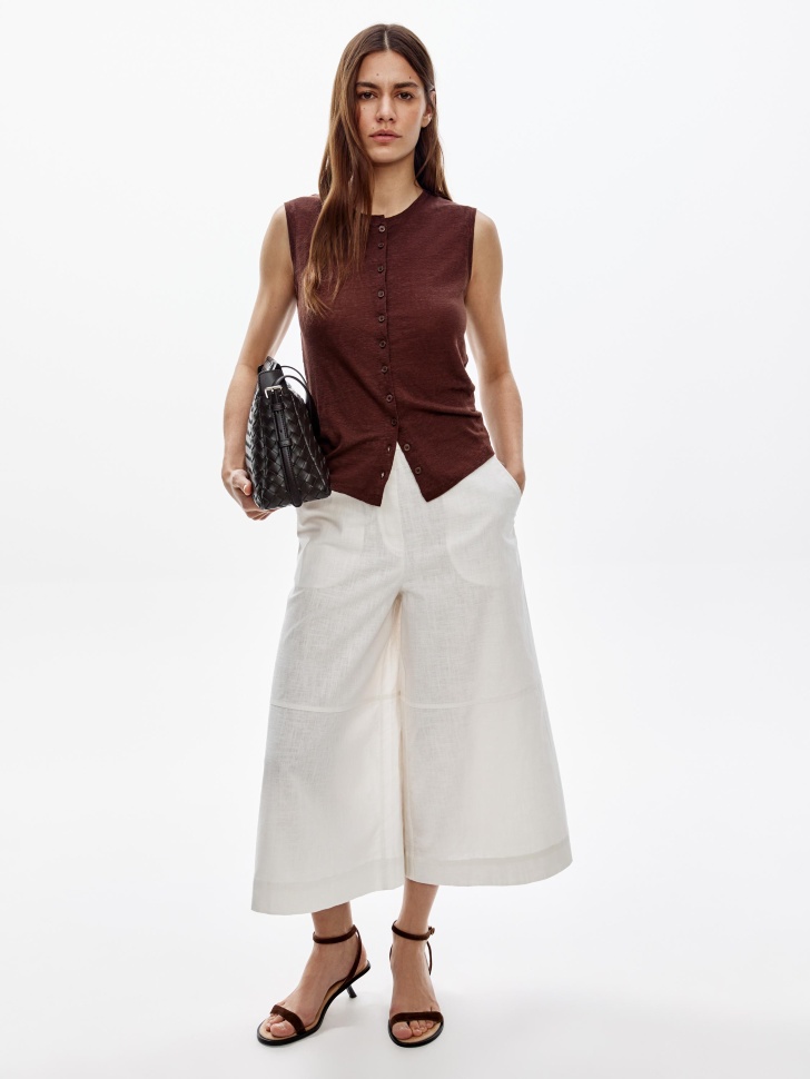 топ на пуговицах из льна от бренда sela вид слева