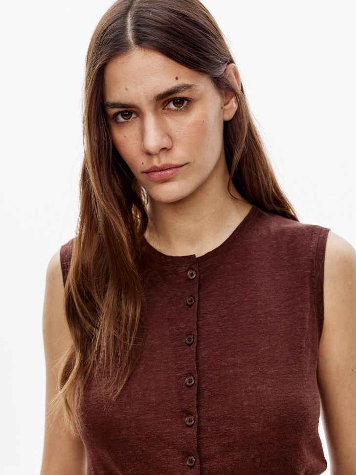 топ на пуговицах из льна из россии вид сбоку