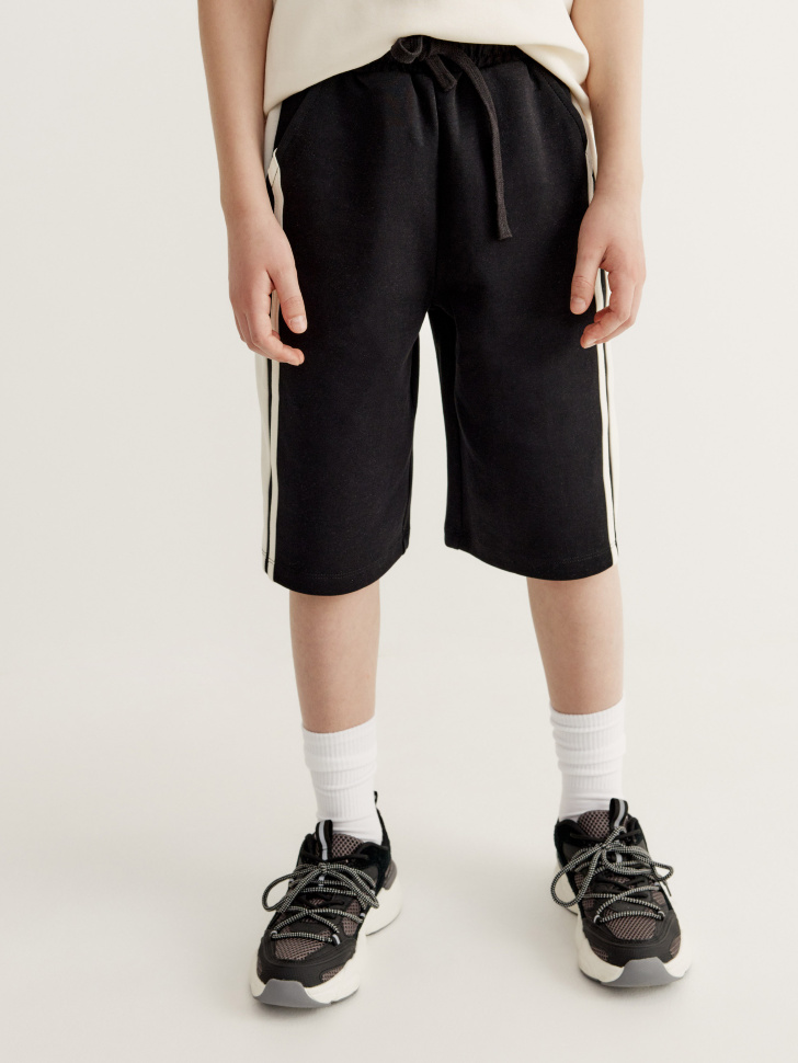 удлиненные шорты с лампасами для мальчиков от бренда sela вид слева