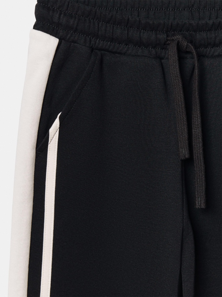 удлиненные шорты с лампасами для мальчиков по цене 1799 руб вид справа