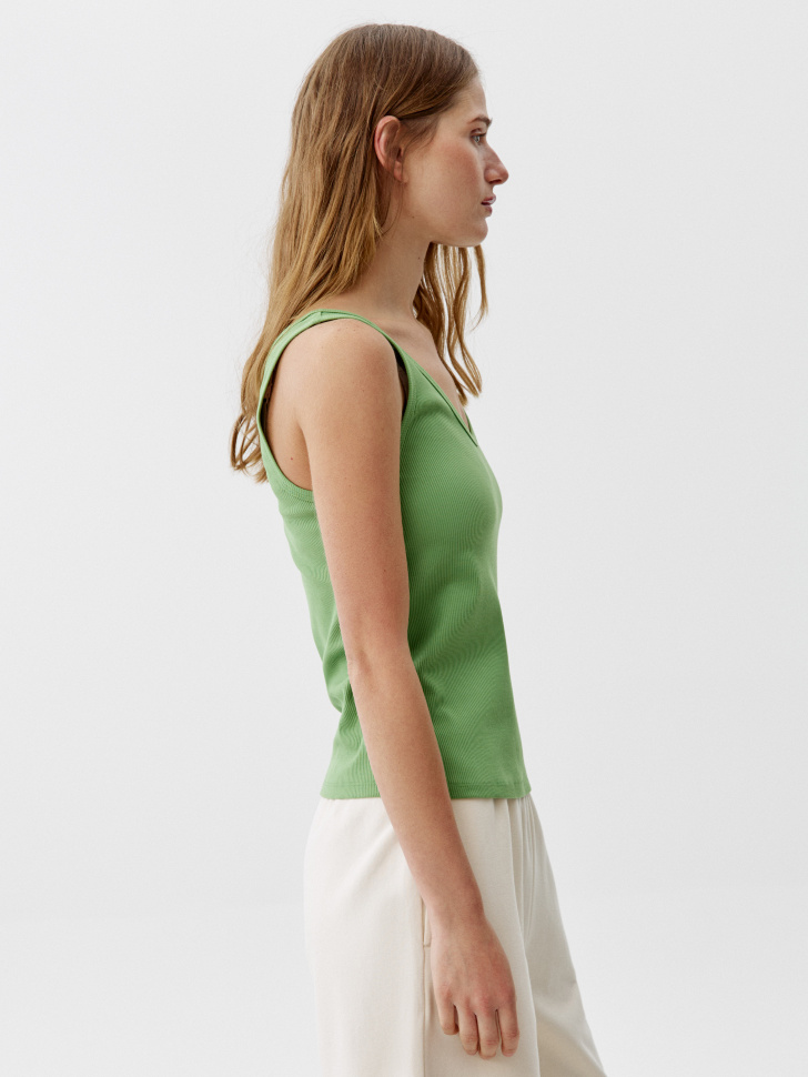 топ приталенный с треугольным вырезом в рубчик из россии вид сбоку