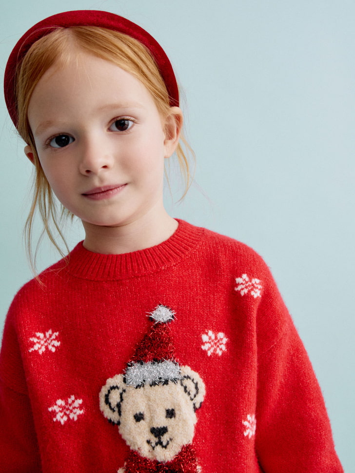 вязаный новогодний джемпер для девочек от бренда sela вид слева