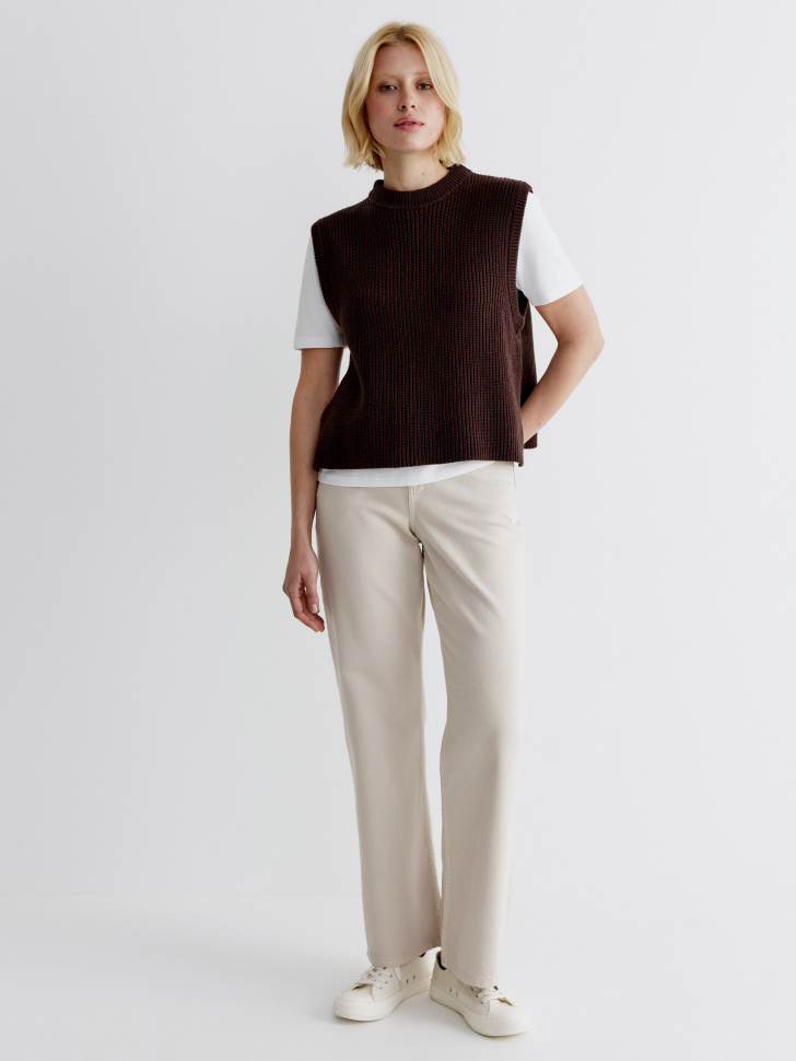 укороченный вязаный жилет от бренда sela вид слева