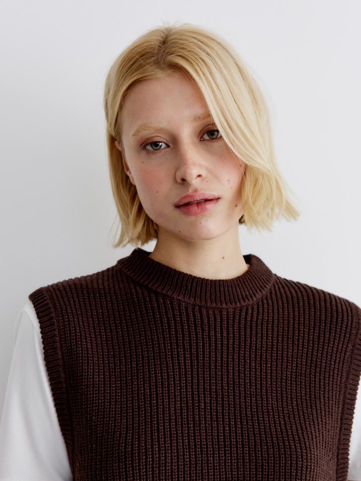 укороченный вязаный жилет из россии вид сбоку