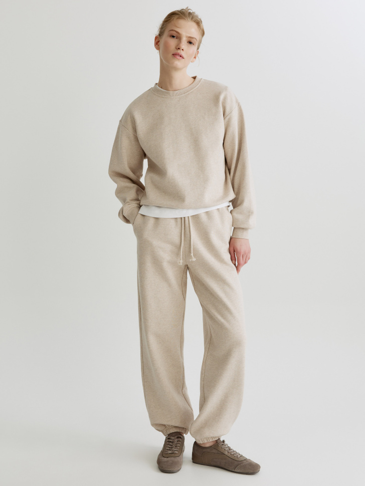 свитшот из фактурного футера от бренда sela вид слева