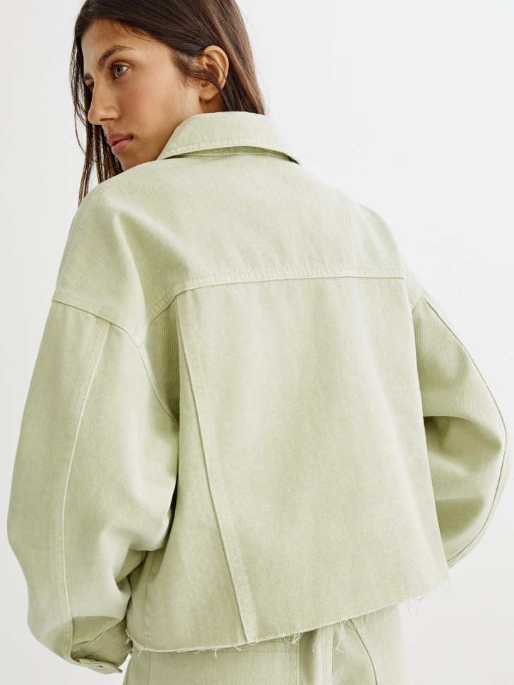 укороченная джинсовая куртка оверсайз из джинсы и джинскота спереди