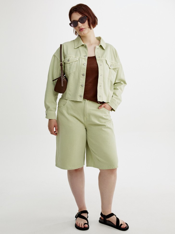 укороченная джинсовая куртка оверсайз по цене 3999 руб вид справа