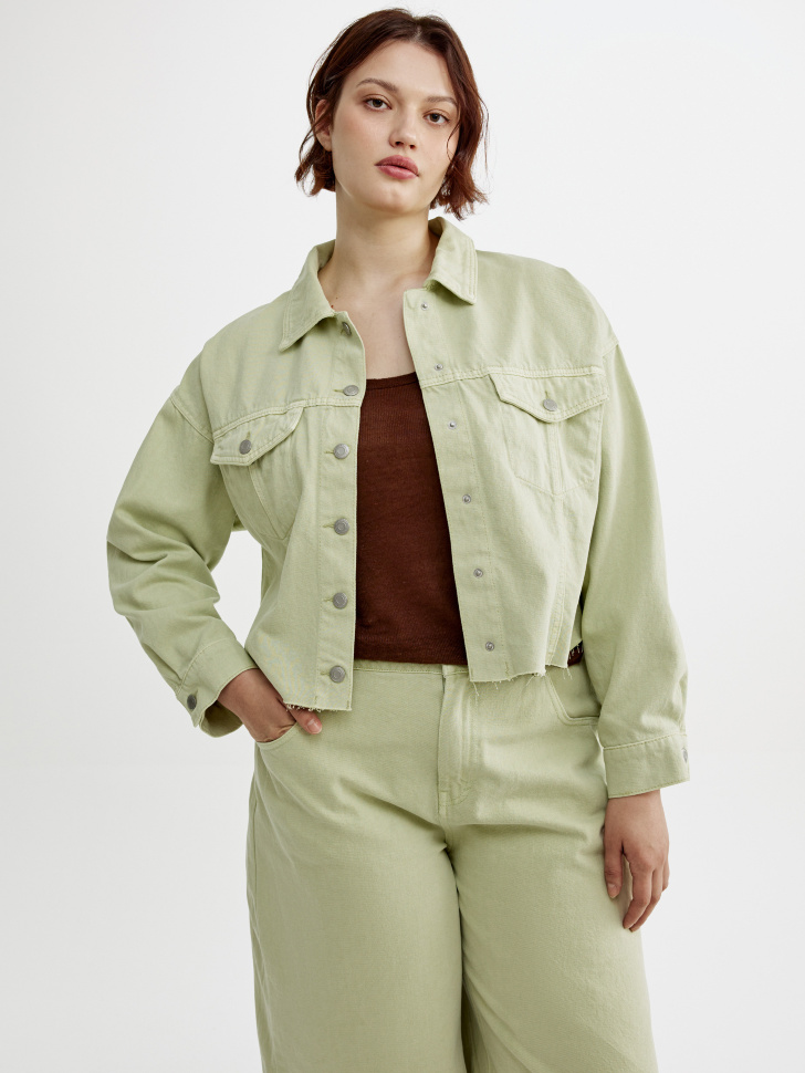 укороченная джинсовая куртка оверсайз из россии вид сбоку