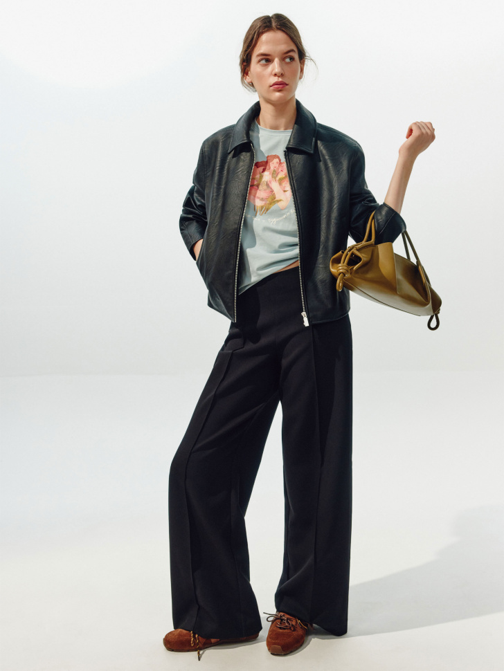 футболка из коллекции art people с анастасией рыбаковой от бренда sela вид слева