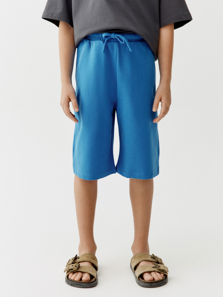 базовые удлиненные шорты для мальчиков от бренда sela вид слева