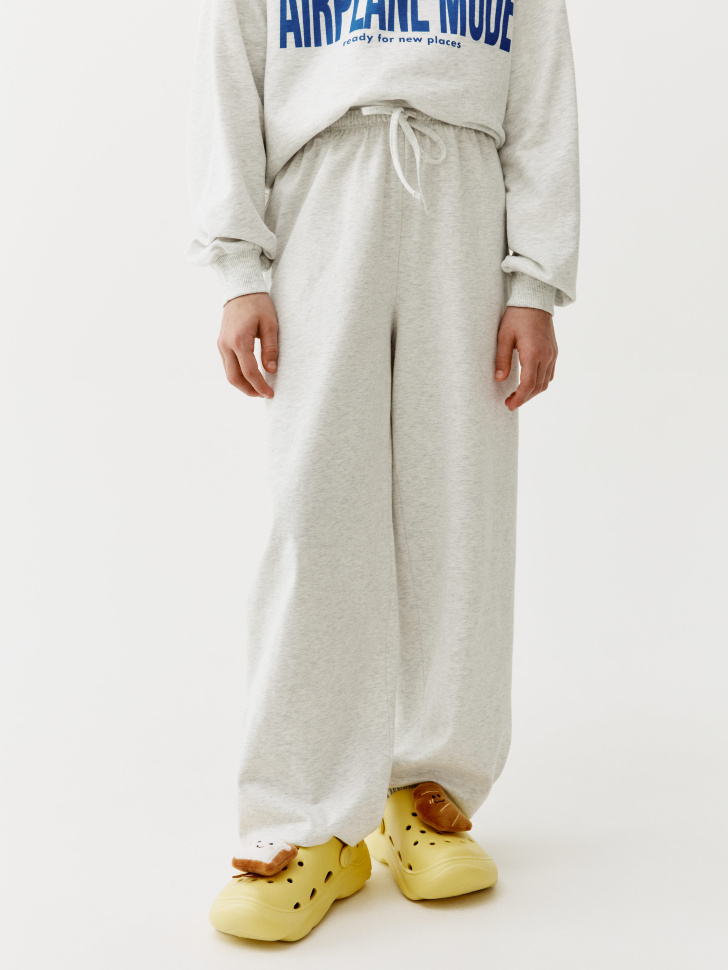 джоггеры оверсайз для девочек от бренда sela вид слева