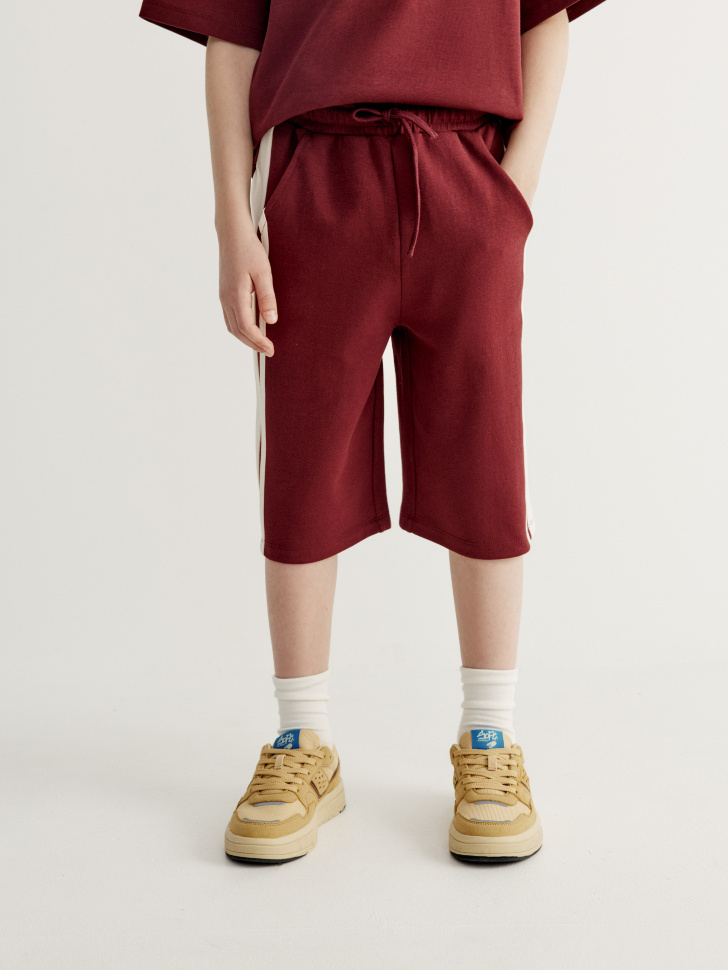 удлиненные шорты с лампасами для мальчиков от бренда sela вид слева