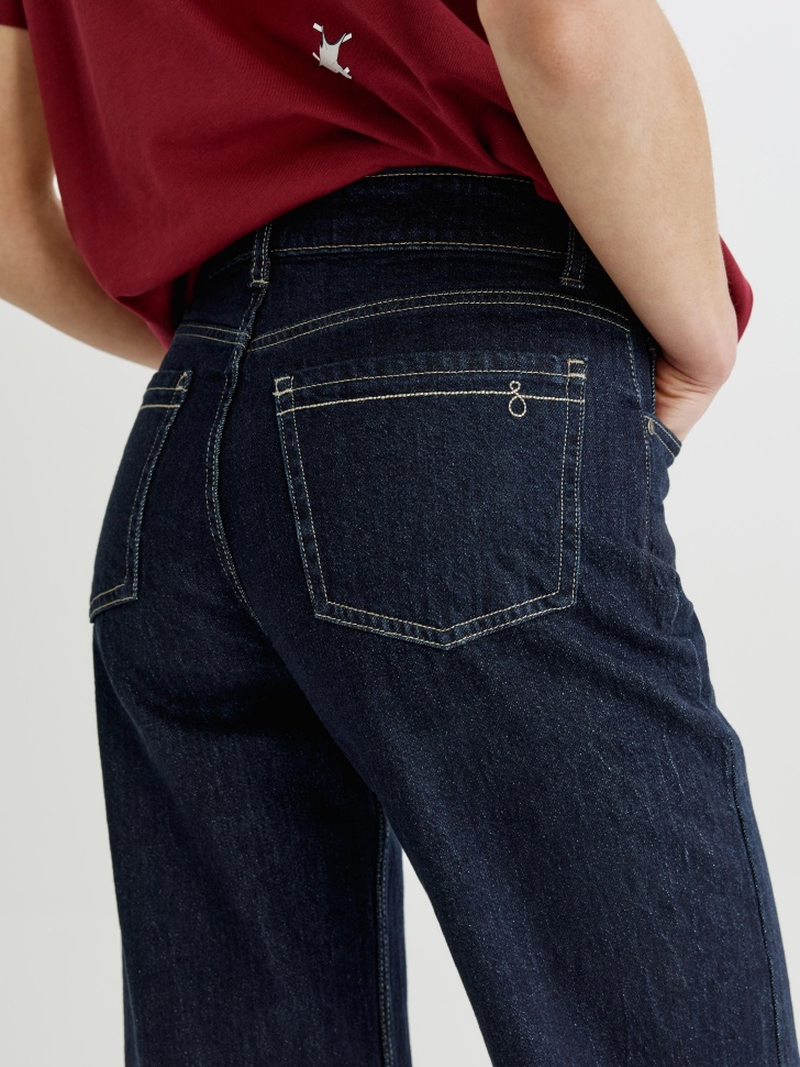 джинсы straight по цене 3999 руб вид справа