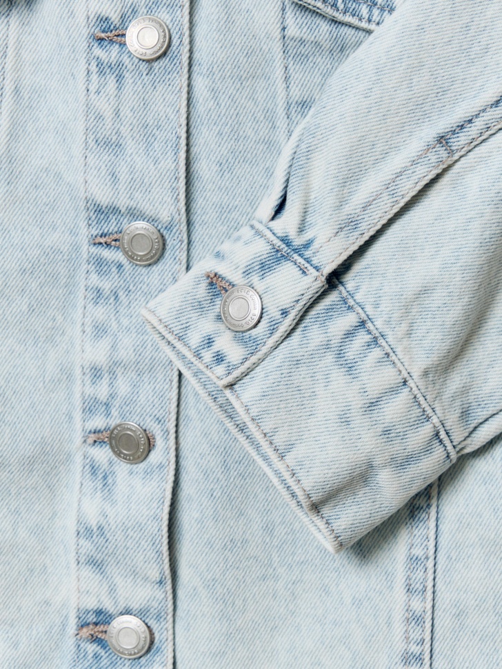 укороченная джинсовая куртка оверсайз милитари стиля с лицевой стороны