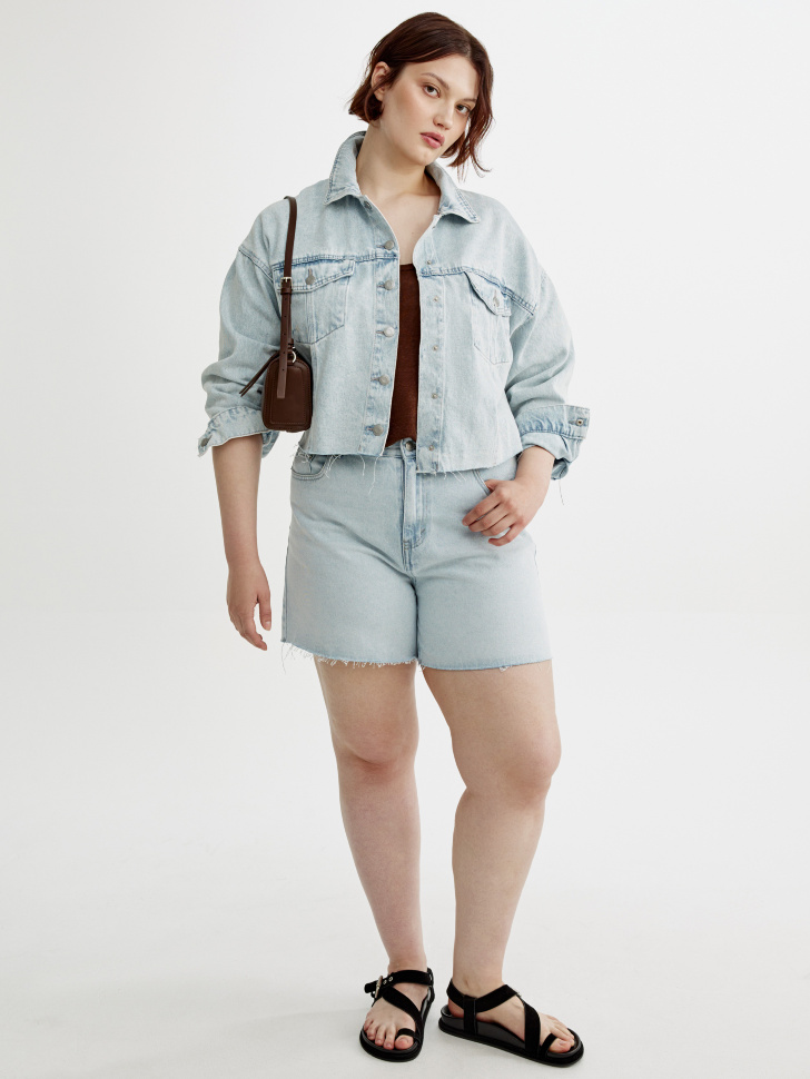 укороченная джинсовая куртка оверсайз от бренда sela вид слева