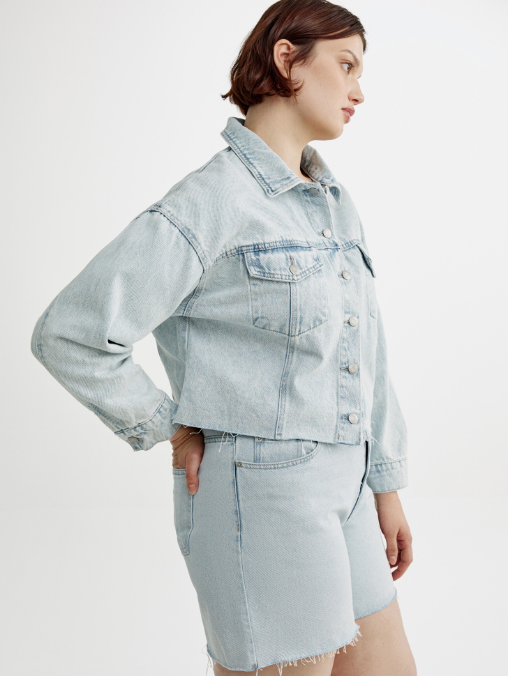 укороченная джинсовая куртка оверсайз по цене 3999 руб вид справа