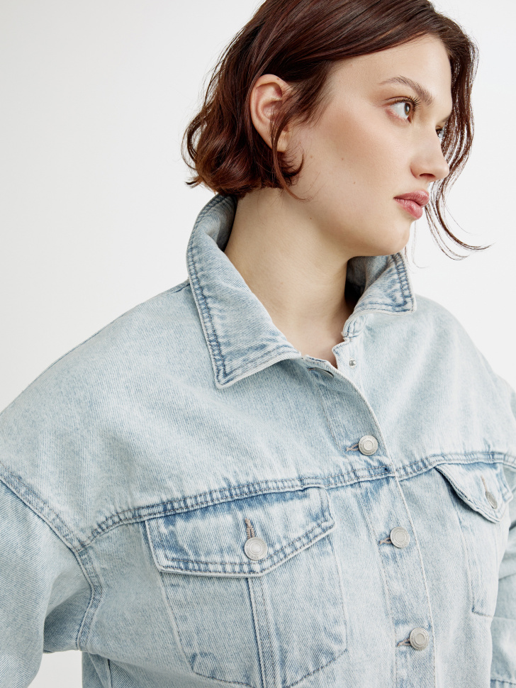 укороченная джинсовая куртка оверсайз из россии вид сбоку