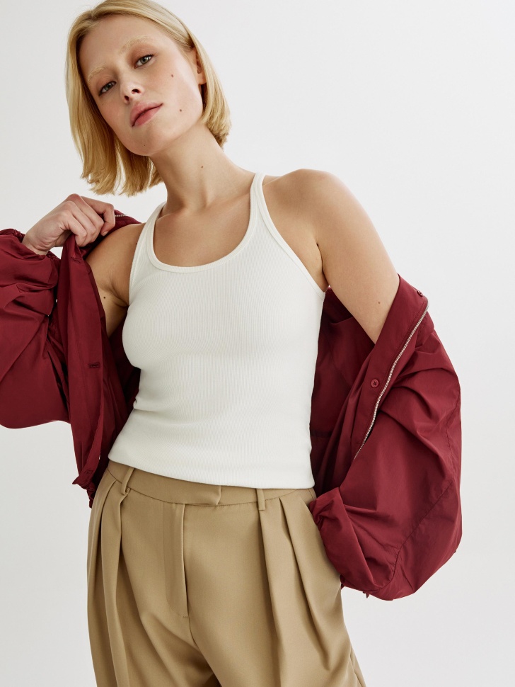 базовый топ в рубчик на тонких бретелях от бренда sela вид слева