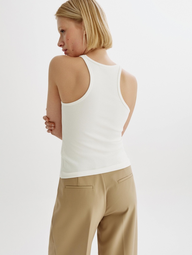 базовый топ в рубчик на тонких бретелях по цене 999 руб вид справа