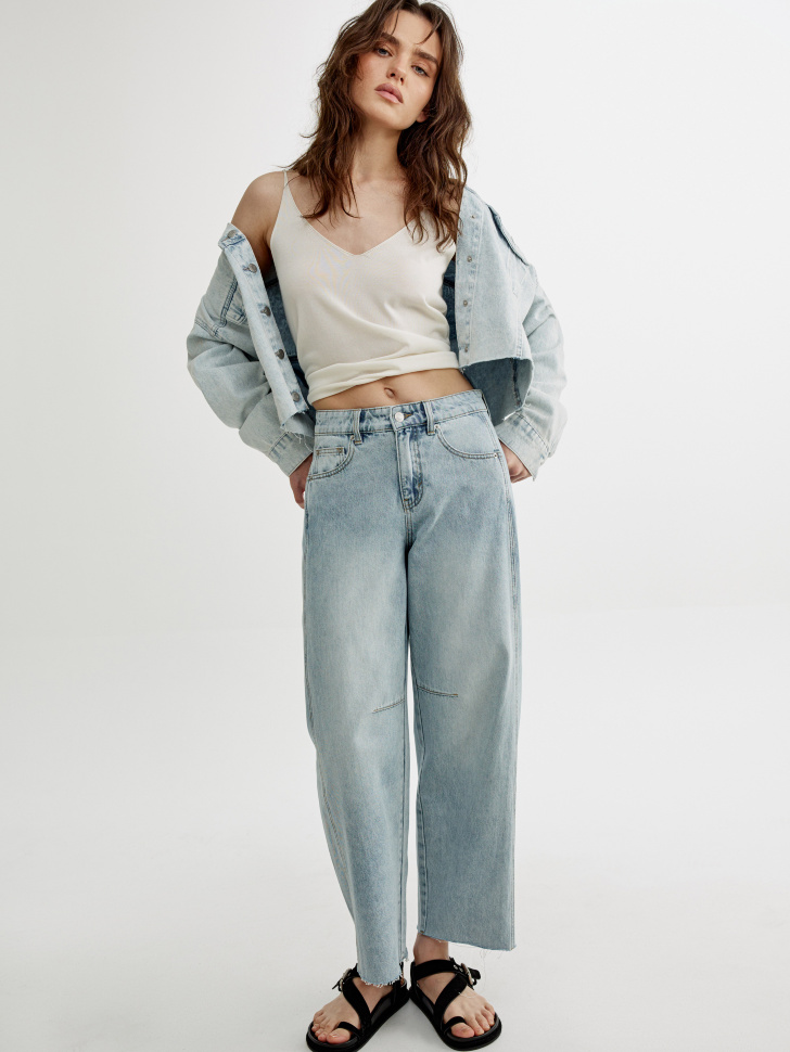 укороченные джинсы баллоны на низкой посадке от бренда sela вид слева