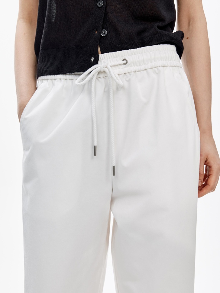 укороченные объемные брюки из хлопка от бренда sela вид слева